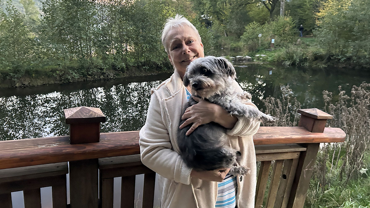 Marlies Blecher mit ihrer Mischlings-Dame Joy: Im Gambachtal wurden beide am 8. August von zwei Goldendoodles angegriffen.