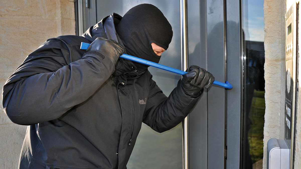Zum Tag des Einbruchschutzes und zum Start in die Winterzeit gibt die Polizei Tipps, wie sich Hausbewohner vor ungebetenen Gästen schützen können. (Foto: S_Salow/Pixabay)