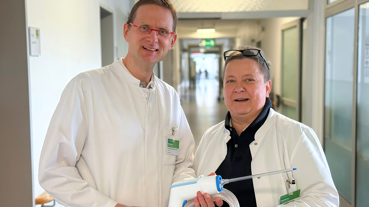 Die beiden Chefärzte Dr. Kai Drastig (links) und Dr. Birgit Schulz (rechts) mit dem neuen Spülsystem für die Endoprothetik. (Foto: Diakonie in Südwestfalen/Tabea Stoffers)  