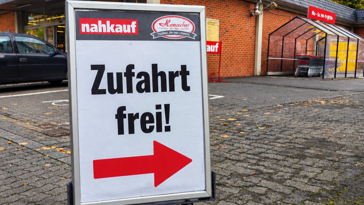 Die Zufahrt von der Bahnhofstraße aus zum Nahkauf-Parkplatz ist weiterhin frei. Darauf weist die Stadtverwaltung in einer Pressemitteilung hin.