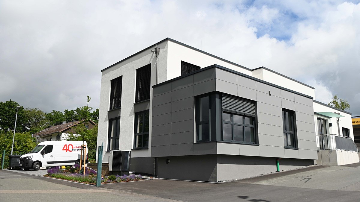 Das neue Bürogebäude der cartrans GmbH wurde jetzt fertiggestellt. Der moderne Komplex ist auf Nachhaltigkeit und Zukunftsfähigkeit des Unternehmens ausgerichtet.